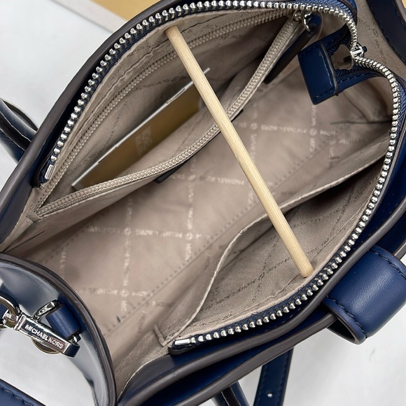 MICHAEL KORS
Gabby Small Faux Leather Satchel
COLOR NAVY
NWT - Picture 14 of 16